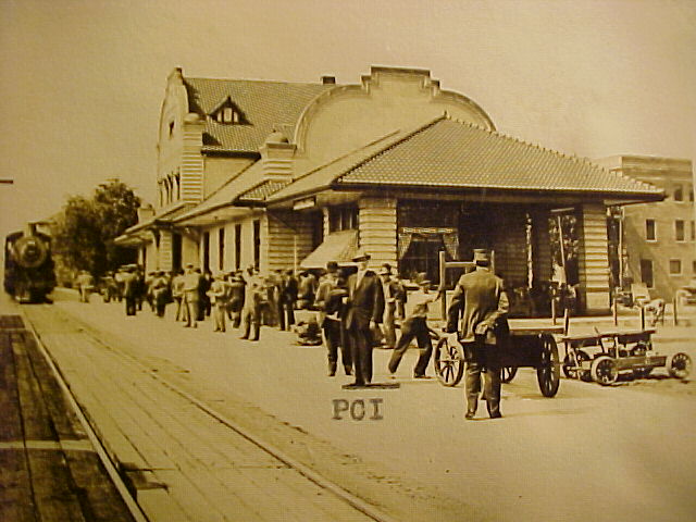 Yakima, WA depot with an Adams Motorcar in the background
